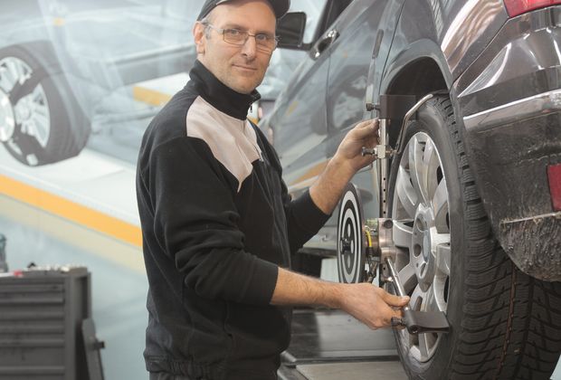 Araç üzerinde çalışan servis teknisyeni